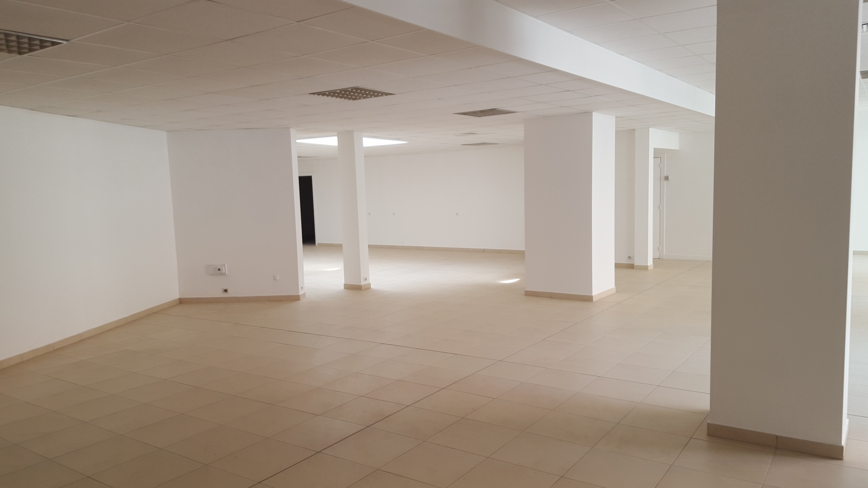 A louer grand local commercial divisible 260m2 - Centre ville de La Bocca 06150